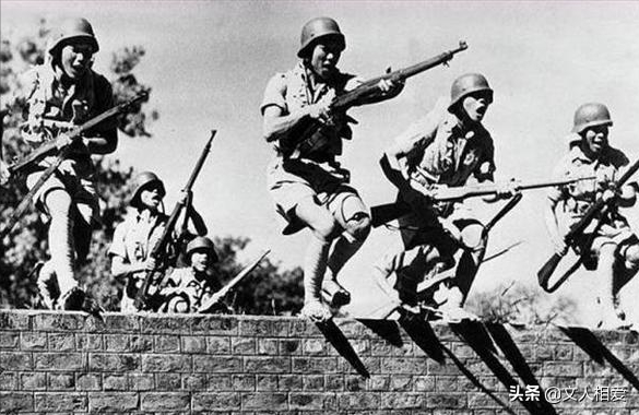 丁盛隻身營救被敵人包圍的二百人,連長感激地說,丁大膽名不虛傳 丁盛隻身營救被敵人包圍的二百人,連長感激地說,丁大膽名不虛傳