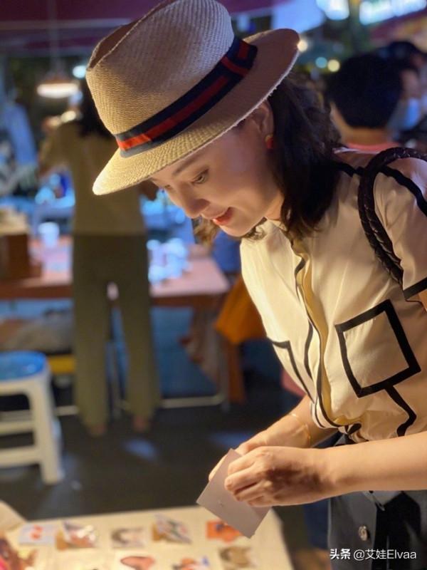 央視主持劉芳菲不上班真會打扮，穿毛衣配蕾絲帽，杏樹底下似名媛