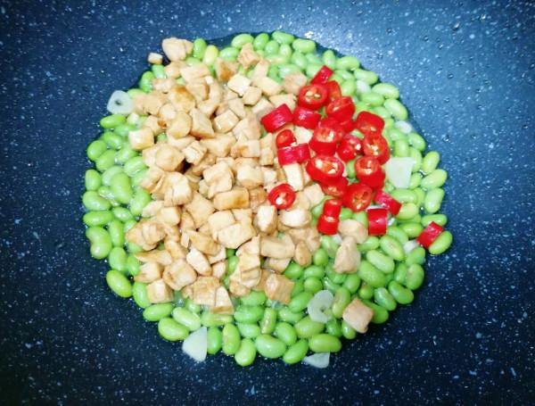 減肥期間就吃毛豆炒雞丁，低脂營養，口味清淡，多吃不怕胖