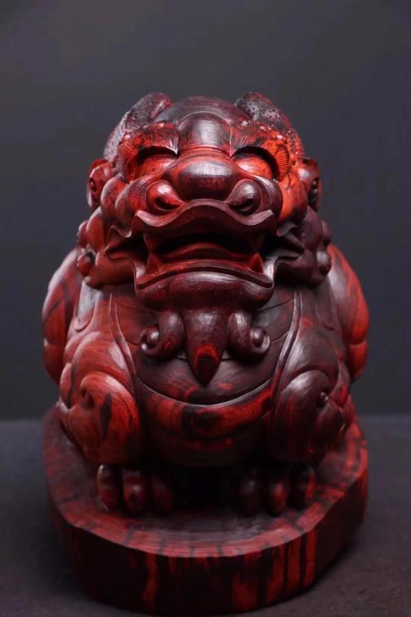 無所謂別人喜不喜歡，依然如此執著的雕紫檀瑞獸！這，才是湘工