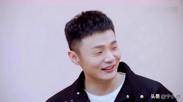 造型師集體掉線?易烊千璽不倫不類,周冬雨暴露缺點,張韶涵太顯老 造型師集體掉線?易烊千璽不倫不類,周冬雨暴露缺點,張韶涵太顯老