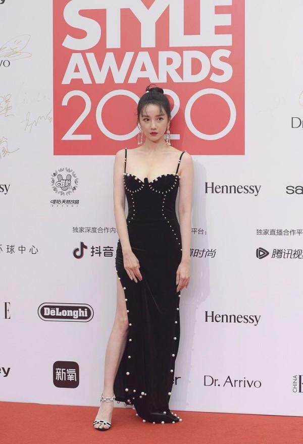 陳小紜還是不要化濃妝了，整個人看著太俗了，穿短裙都顯老