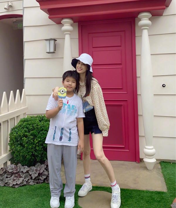 黃聖依帶大公子打卡環球影城，兒子小眼睛像爸爸，母子同框似姐弟