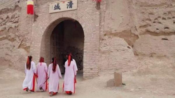 景區“紫霞仙子”扎堆 網友:至尊寶都不敢出來了 景區“紫霞仙子”扎堆 網友:至尊寶都不敢出來了