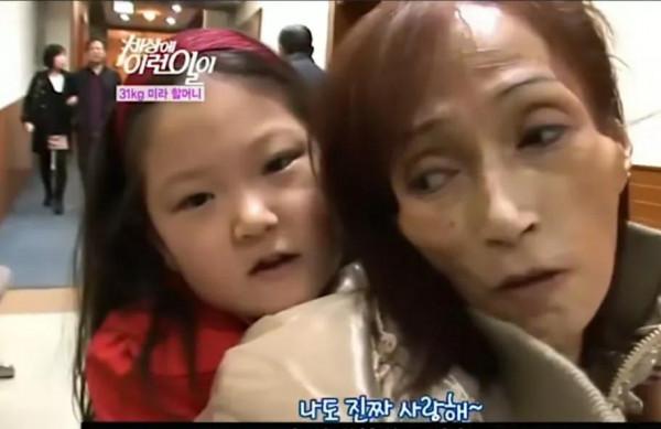 女子過度減肥，體重僅有31公斤，過門檻沒力氣，需要有人扶