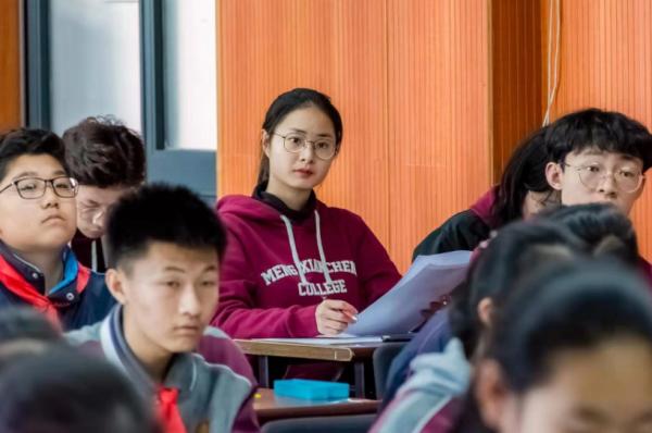 名校生湧入教師行業，引發師範生擔憂，非科班出身豈能教好學生