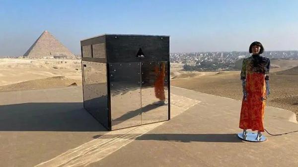 “永恆即現在”:Art d'égypte在4500歲的金字塔旁上演的藝術 “永恆即現在”:Art d'égypte在4500歲的金字塔旁上演的藝術