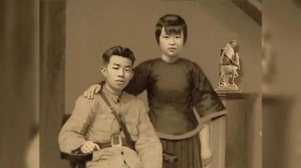 他犧牲後,妻子收到一封無字家書…… 他犧牲後,妻子收到一封無字家書……