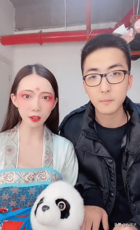 從不倒翁表演到火遍全網，憑一人之力帶火一座城，馮佳晨經歷了啥