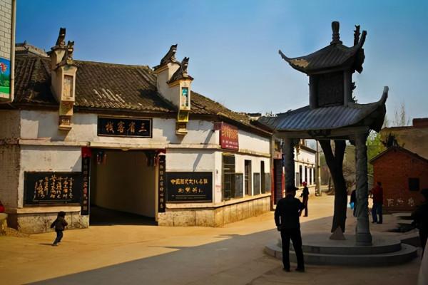 中國有一景點，位於湖北，陝西、河南交界處，一腳便可跨出省