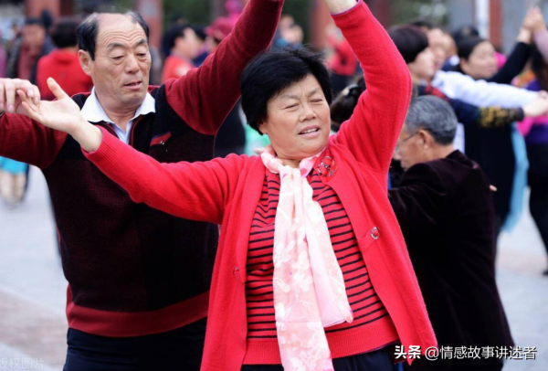 58歲阿姨哭訴：沉迷廣場舞和舞伴約會，無意中被老伴撞到，家沒了