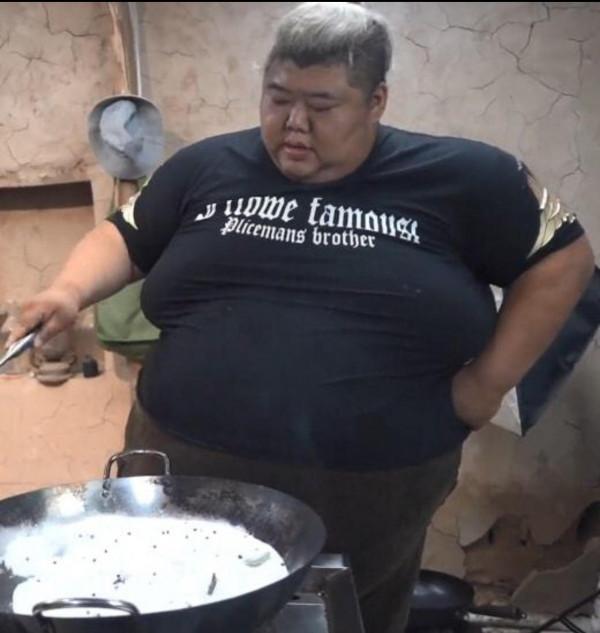 河北小夥300多斤,娶妻生子後,瘋狂吃胖到560斤,月入幾十萬元 河北小夥300多斤,娶妻生子後,瘋狂吃胖到560斤,月入幾十萬元