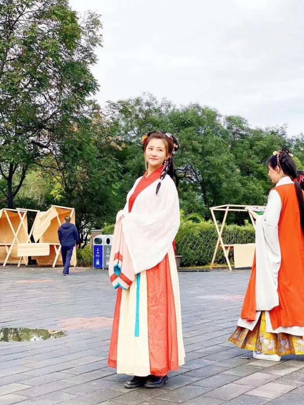 國風古韻 金秋遊園 漢服驚鴻 衣袂飄飄 國風古韻 金秋遊園 漢服驚鴻 衣袂飄飄