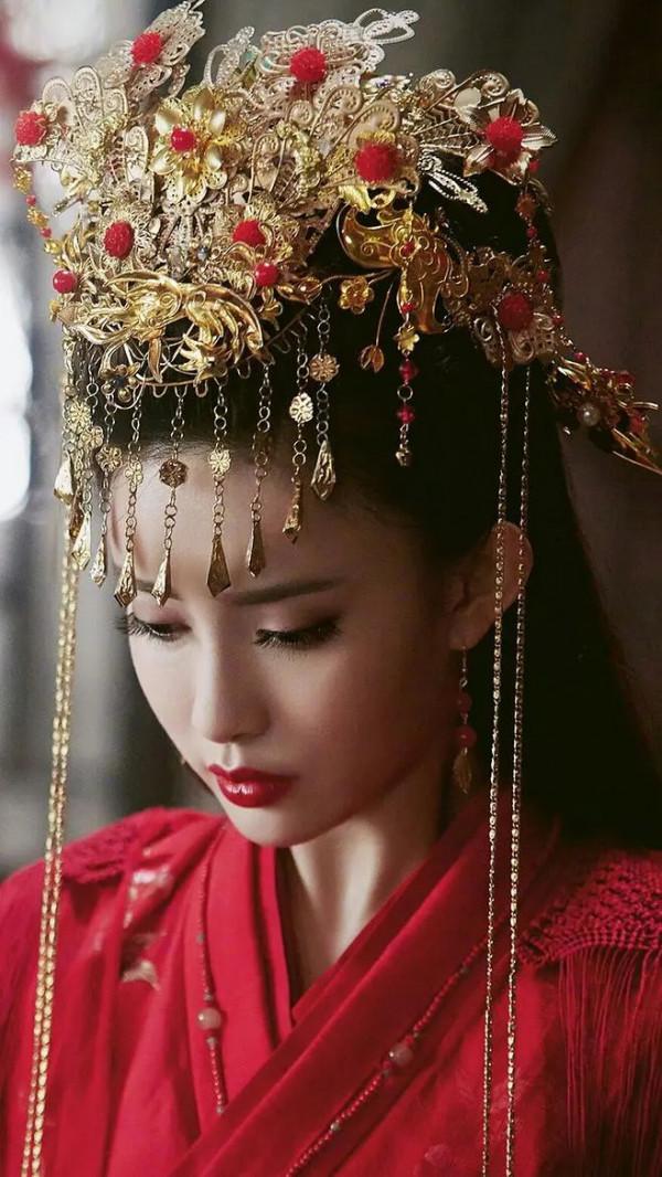 「盤點」古裝女主發冠大賞 趙麗穎的最華麗繁複 譚松韻跟宣璐撞款 「盤點」古裝女主發冠大賞 趙麗穎的最華麗繁複 譚松韻跟宣璐撞款