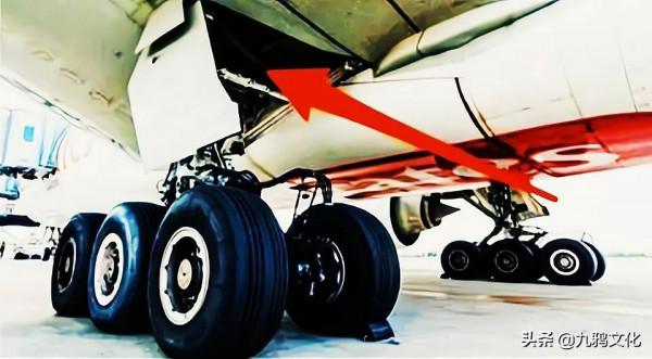 他拍到一個孩子從飛機上掉下來