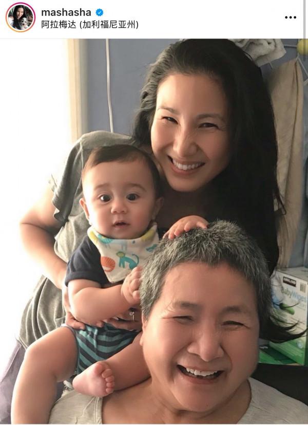 75歲鄭佩佩近況曝光!祖孫三代合照溫馨,混血外孫顏值高 75歲鄭佩佩近況曝光!祖孫三代合照溫馨,混血外孫顏值高