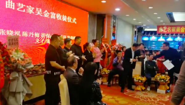 65歲曲藝名家收徒陣仗大，眾多相聲大師到場祝賀，姜昆現身獲追捧