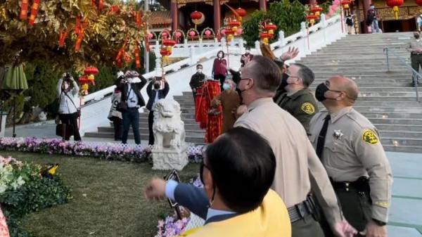 「美國」新春佳節 洛杉磯郡警長赴西來寺拜年
