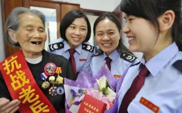 99歲抗戰女兵離家70年，終圓夢迴故鄉，在孫中山照片前敬了個軍禮