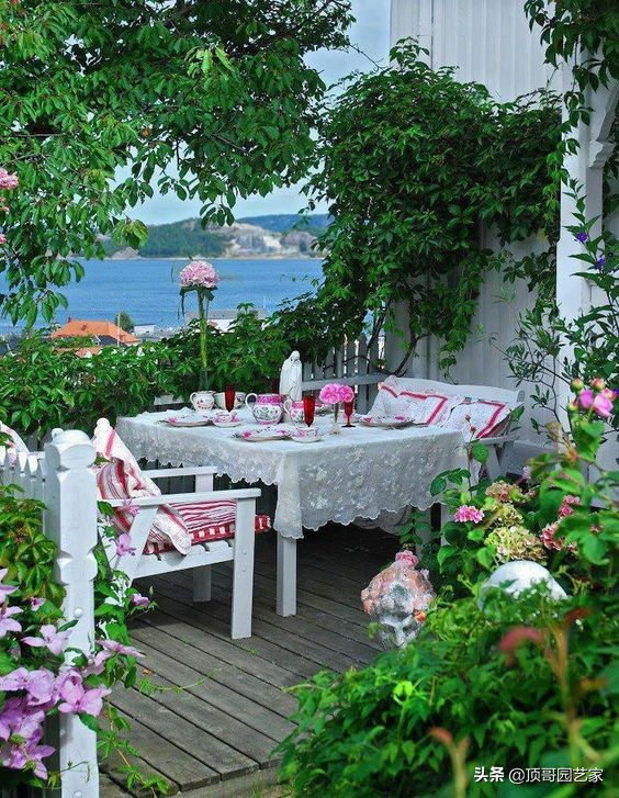 有了花園，一定要在花園裡打造一個戶外餐廳