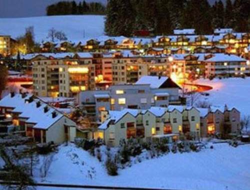 12歲少年被賣國外，娶白人美女，今後代800多人，形成“中國村”