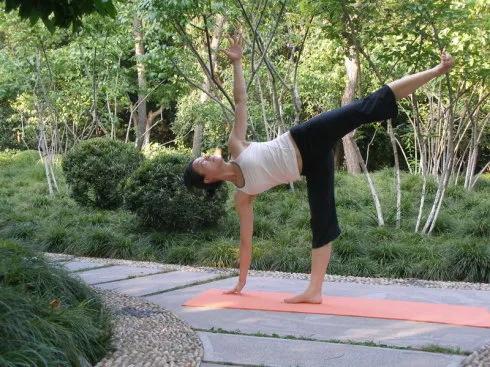 成年人的世界從來沒有容易兩字，能輕易放下的只是生命中的過客