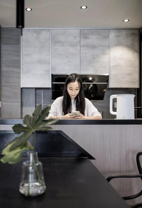 捨棄“客廳”，不買沙發，陽臺加高10公分，這麼裝實用極了！曬曬