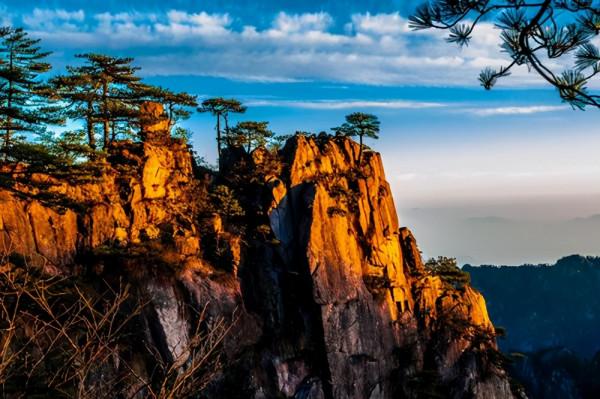 中國十大名山，八座都位於四川、西藏、新疆，只有二座位於中東部