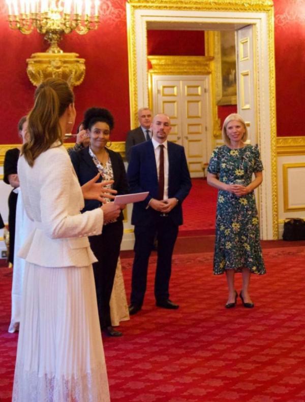 凱特王妃扎馬尾更顯年輕，穿粗花呢西裝裙出席酒會，簡單卻很高階