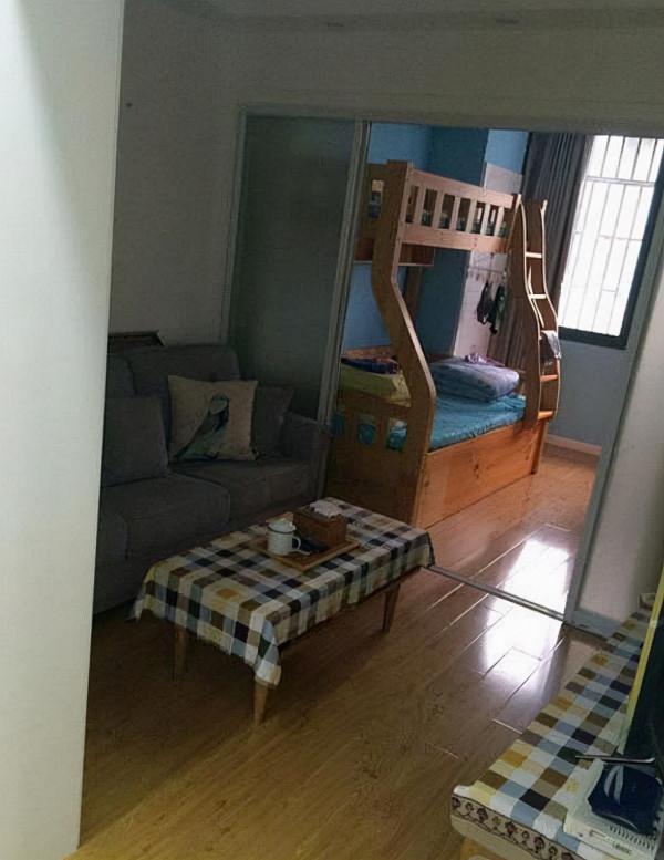 表姐407萬買深圳46平房，吃飯在廁所門口，客廳巴掌大，活得憋屈