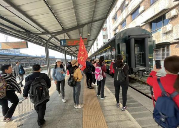 重慶遊不一樣玩法：乘綠皮火車逛廢棄古鎮，賞中國第二鐵路大橋