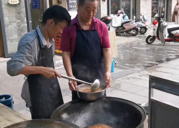 山西晉城大哥20多年只賣一種特色小吃，10元一碗，一年賺100多萬