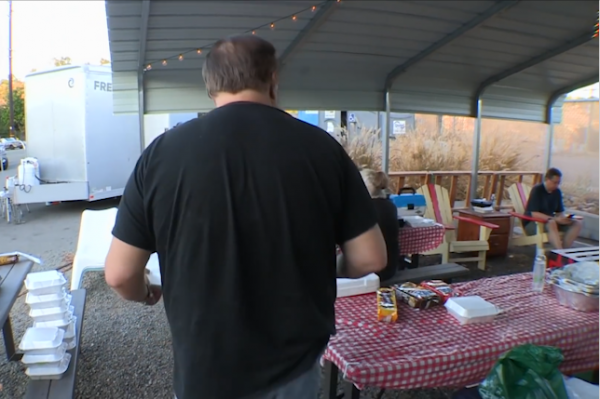 美國窮人生活：買不起房子住車裡，遍地流浪漢，生病不敢去醫院