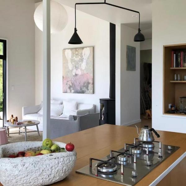 紐西蘭一個太太的山谷之家，簡單寧靜，在山上養女兒，惹人羨慕