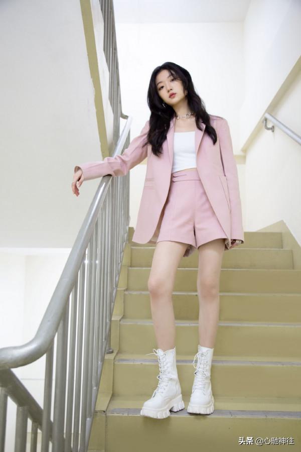 “小全智賢”孫千一襲粉色西服套裝，清新優雅，幹練甜美