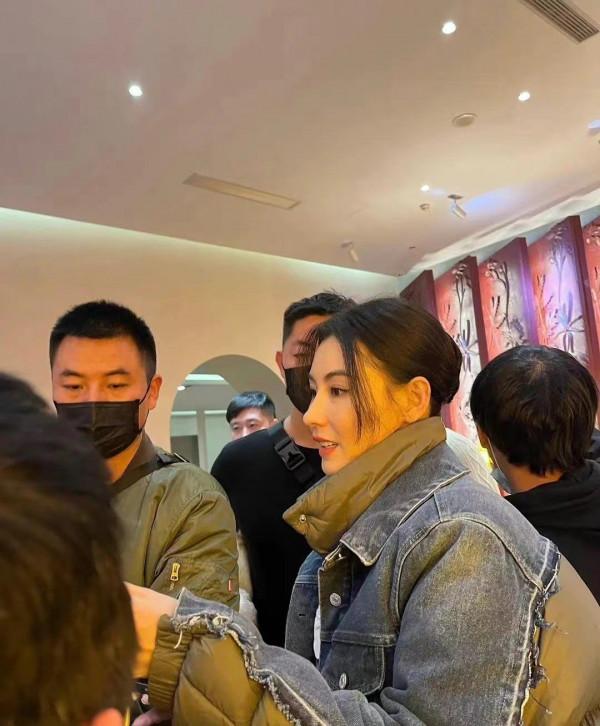 張柏芝近照顏值真的太爆表!穿羽絨馬甲拍照,大秀側臉“美人骨” 張柏芝近照顏值真的太爆表!穿羽絨馬甲拍照,大秀側臉“美人骨”