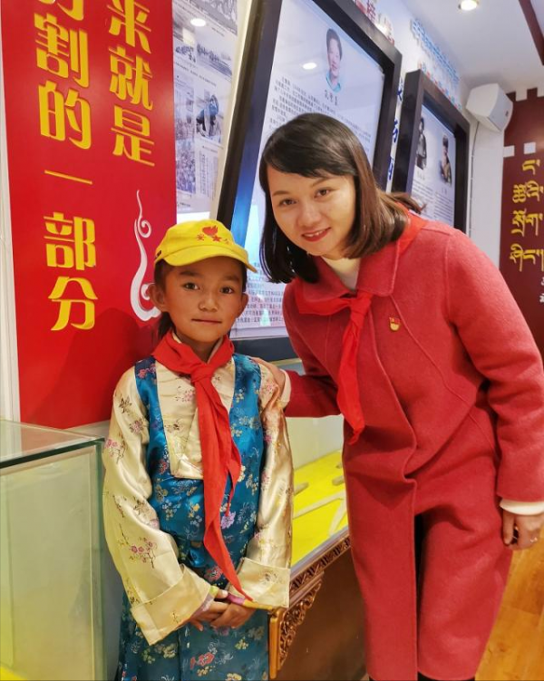 還記得她嗎，一張照片改變命運，時隔30年已從淋雨者變成撐傘人