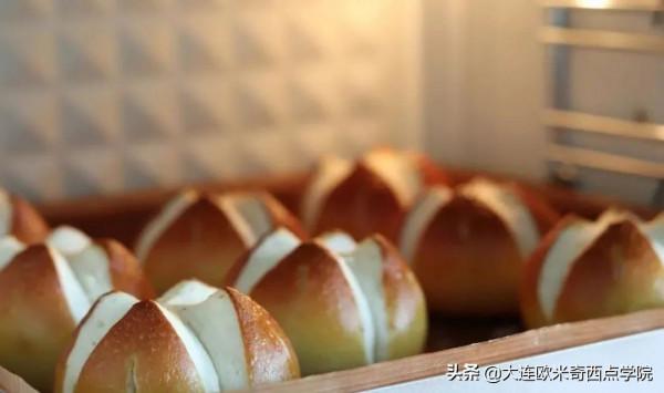 「鹼水包」減肥人士該拔草了！在家做鹼水面包，多吃不胖