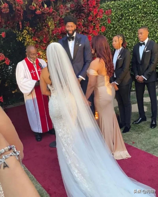 NBA日報:考神參加濃眉婚禮,進步最大球隊勇士,本西留隊可能大 NBA日報:考神參加濃眉婚禮,進步最大球隊勇士,本西留隊可能大