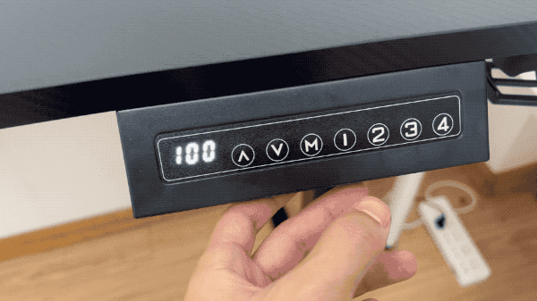 電競與人體工學的結合，電動升降桌必不可少