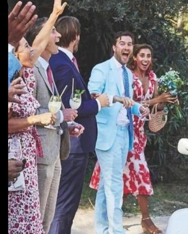 詹姆斯婚禮獨家:卡羅爾出借兒媳41年前禮裙,皮帕人群中為弟歡呼 詹姆斯婚禮獨家:卡羅爾出借兒媳41年前禮裙,皮帕人群中為弟歡呼