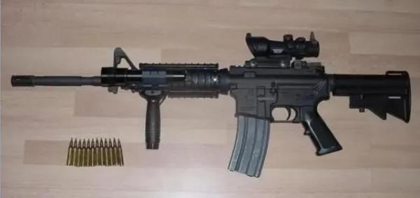 一個標準的現役美軍步兵班都攜帶哪些武器? 一個標準的現役美軍步兵班都攜帶哪些武器?