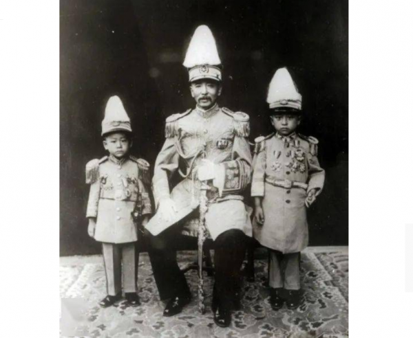 張作霖的醒獅勳刀,當時中國軍人的最高榮譽,蔡鍔的勳刀捐給國家 張作霖的醒獅勳刀,當時中國軍人的最高榮譽,蔡鍔的勳刀捐給國家