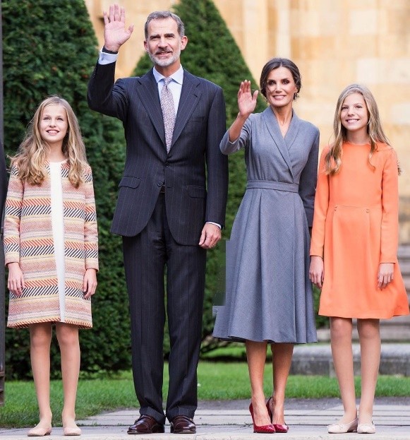 歐洲王室最美姐妹花：15歲萊昂諾爾是未來女王，最寵小2歲的妹妹