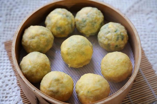 蒸一蒸就好的玉米麵菜糰子,粗細搭配,好吃健康,建議每週吃一次 蒸一蒸就好的玉米麵菜糰子,粗細搭配,好吃健康,建議每週吃一次