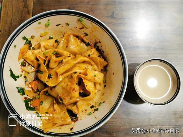 西安人吃麵配生蒜很生猛，到了湖北甘拜下風，早餐一口面一口酒