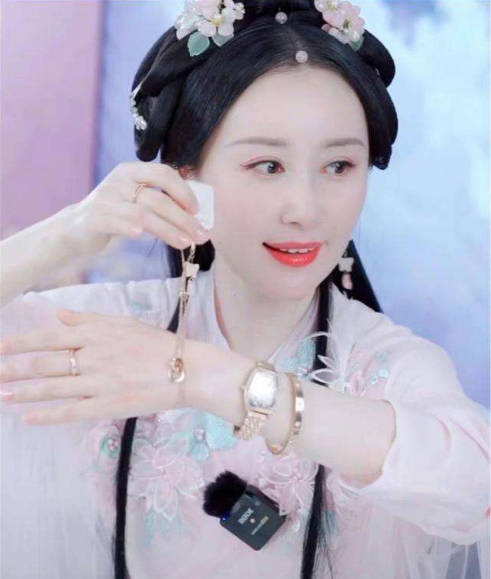 34歲舒暢市場買年貨！當街砍價被拒絕，拎著兩大袋瓜子邊走邊嗑