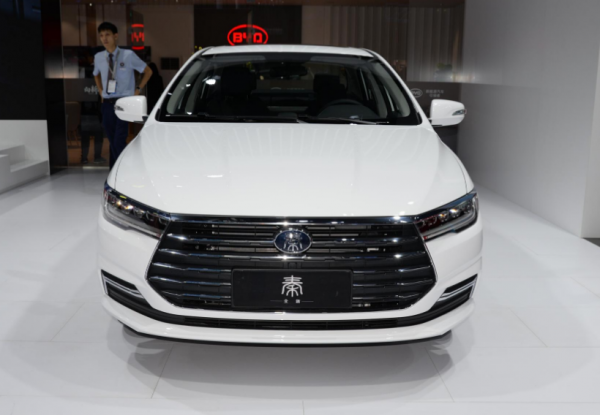 科技感十足的家用車，比亞迪秦價格親民，平順性較強