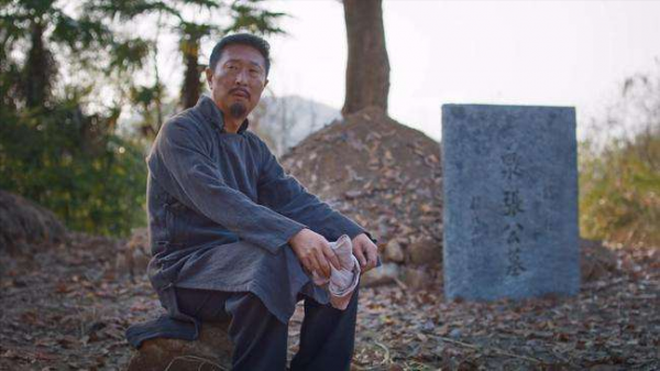 建國後，浙江一老農竟挖開兒子墳墓，取出的東西震驚中央