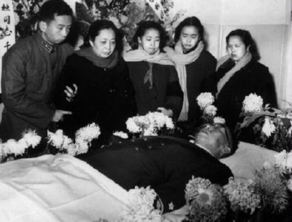 羅榮桓逝世，林彪帶病出席追悼會，揮筆寫下4字悼文，讓人動容